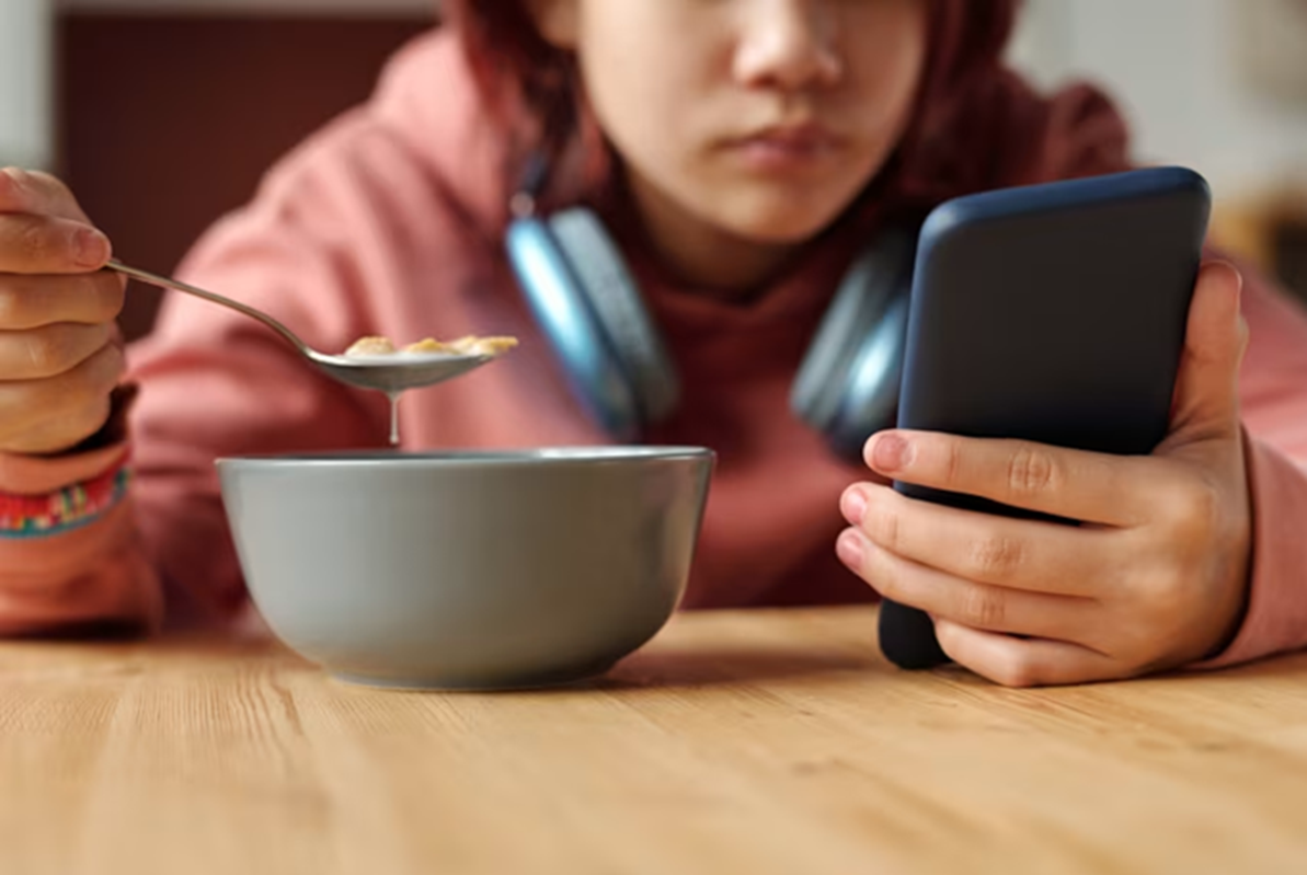 Trong thời đại công nghệ, bữa ăn còn là lúc để kiểm tra email, tin nhắn và sử dụng thiết bị thông minh — Ảnh: Getty Images