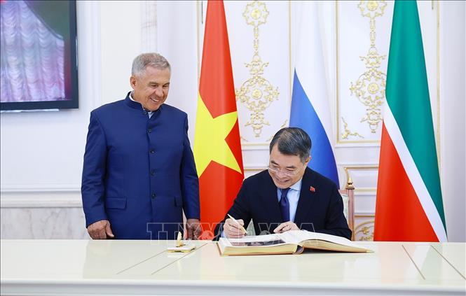 [Chú thích ảnh] Thủ tướng Lê Minh Hưng ký lưu bút tại điện Kremlin Kazan - Ảnh: Dương Giang/TTXVN