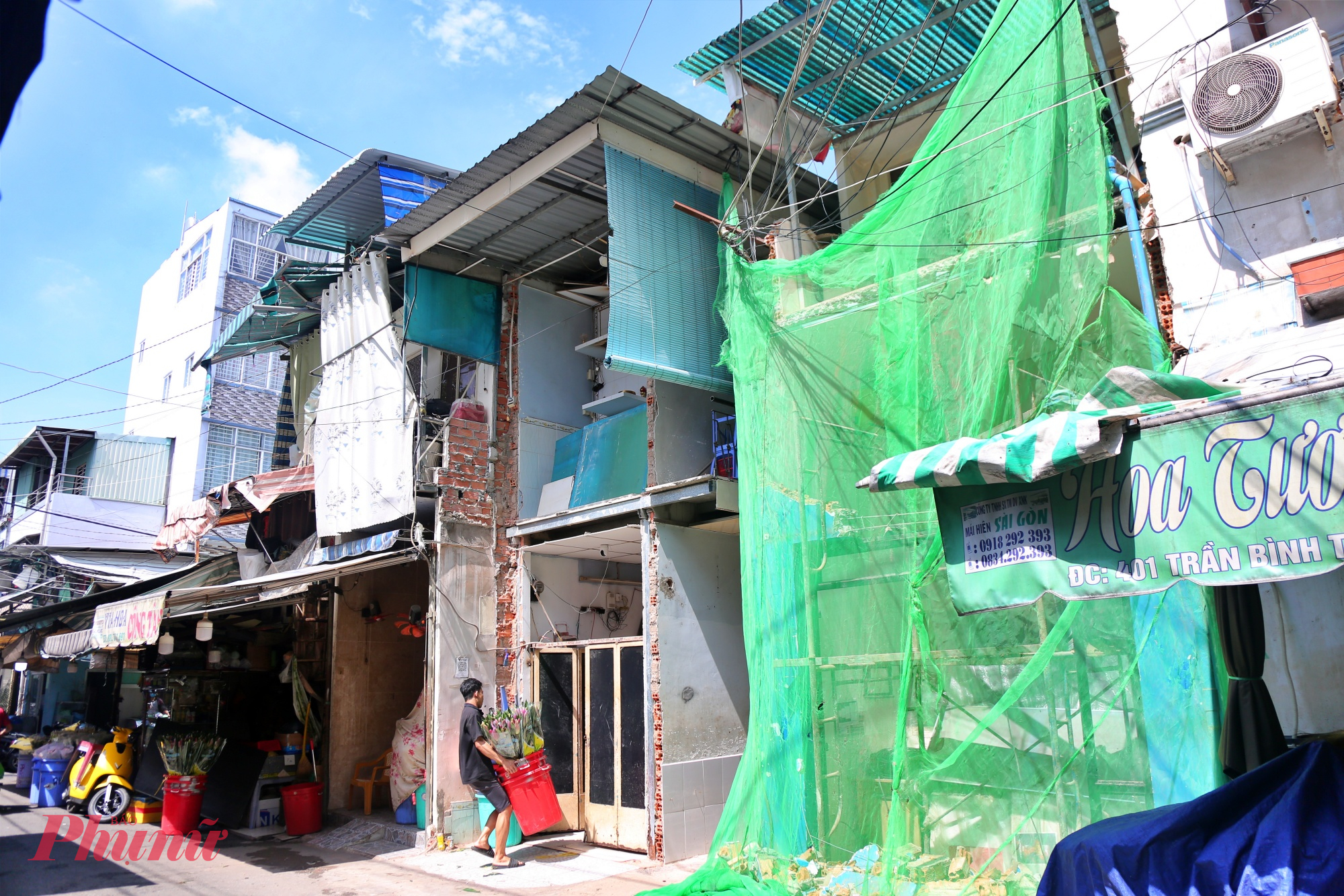 Dãy nhà đối diện, nhiều hộ dân cũng đã tháo dỡ một phần để lùi vào trong và đang được sửa sang lại.