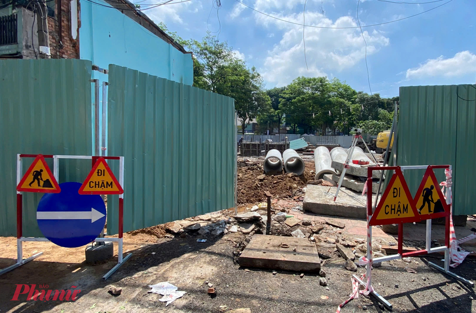 Dự án mở rộng đường Trần Bình Trọng do UBND phường triển khai với tổng mức đầu tư hơn 985 tỉ đồng, khởi công vào ngày 4/5/2026. Theo UBND phường Vườn Lài, dự án có điểm đầu giao với đường Lý Thái Tổ, điểm cuối giao với đường Hùng Vương, tổng chiều dài khoảng 3,6km. 