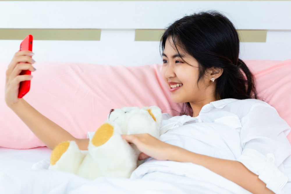 Con gái 20 tuổi vẫn chờ mẹ nấu cho từng bữa cơm, giặt cho từng bộ đồ, chưa từng đụng tay vào việc nhà, chỉ suốt ngày ôm điện thoại - Ảnh minh họa: magnific