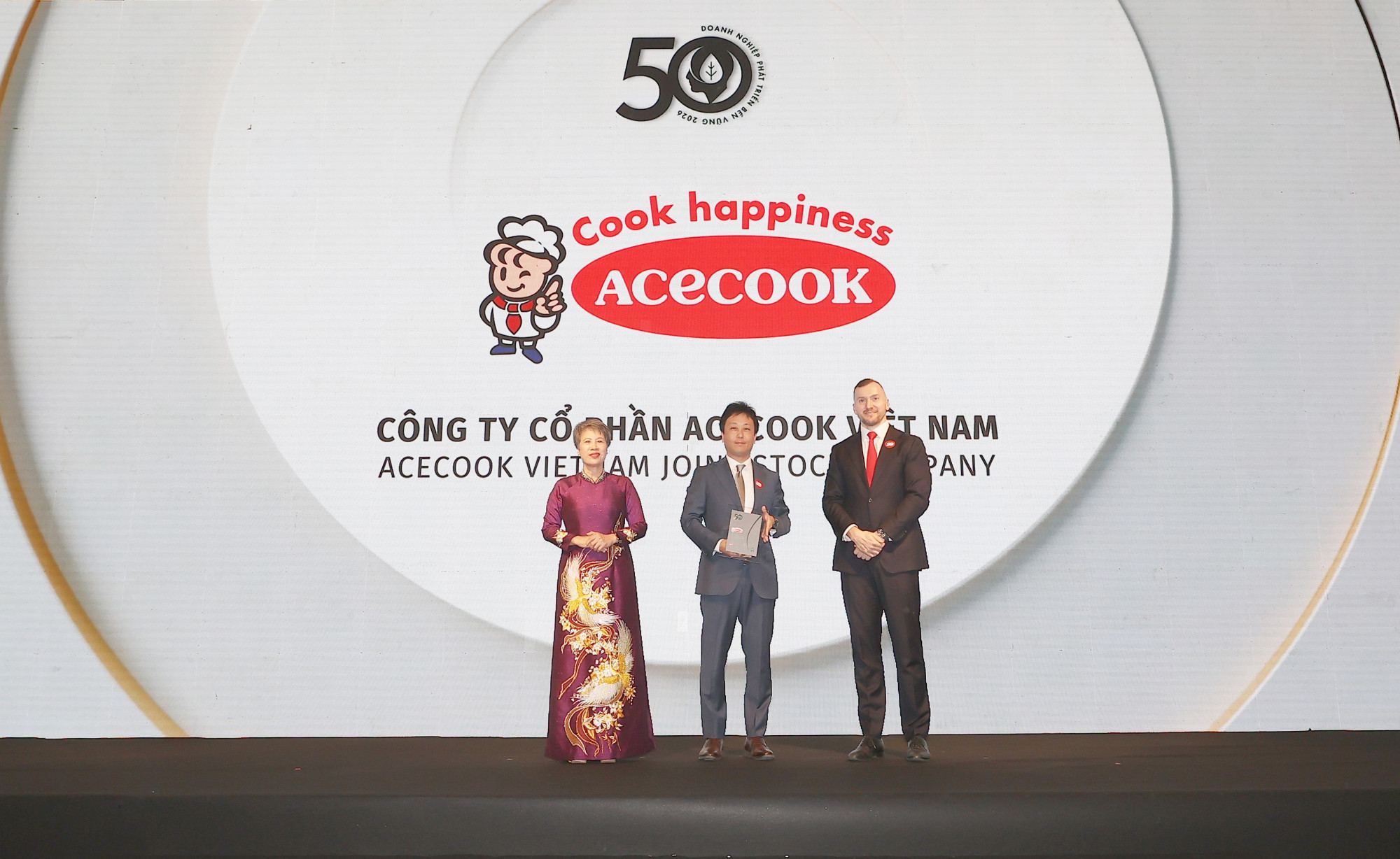 Đại diện Acecook Việt Nam nhận giải Top 50 doanh nghiệp phát triển bền vững tiêu biểu tại Việt Nam - Ảnh: Acecook Việt Nam