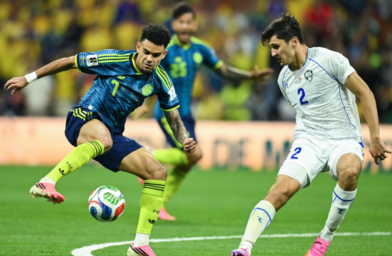 Châu Á, châu Phi: Khác biệt ở phút cuối Luis Díaz của Colombia đi bóng trước sự truy cản của trung vệ Uzbekistan Abdulkosar Khushanov - Ảnh: Chosun