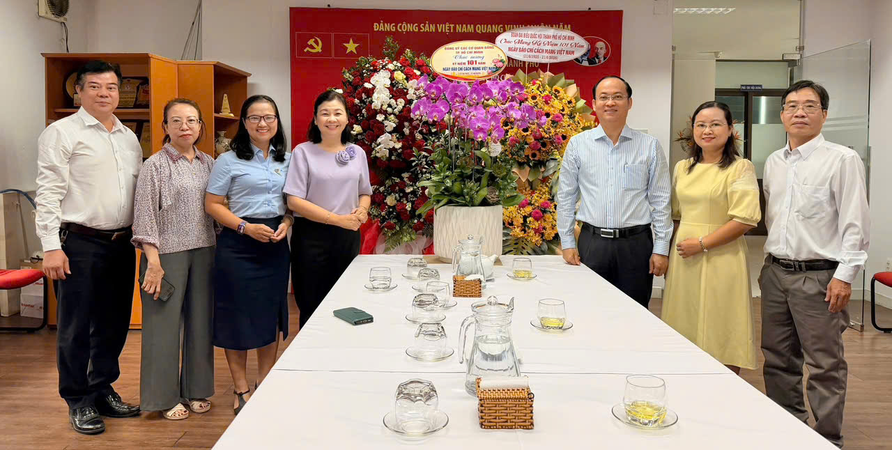 Đoàn công tác số 1 đến thăm, chúc mừng Báo Phụ Nữ Thành phố