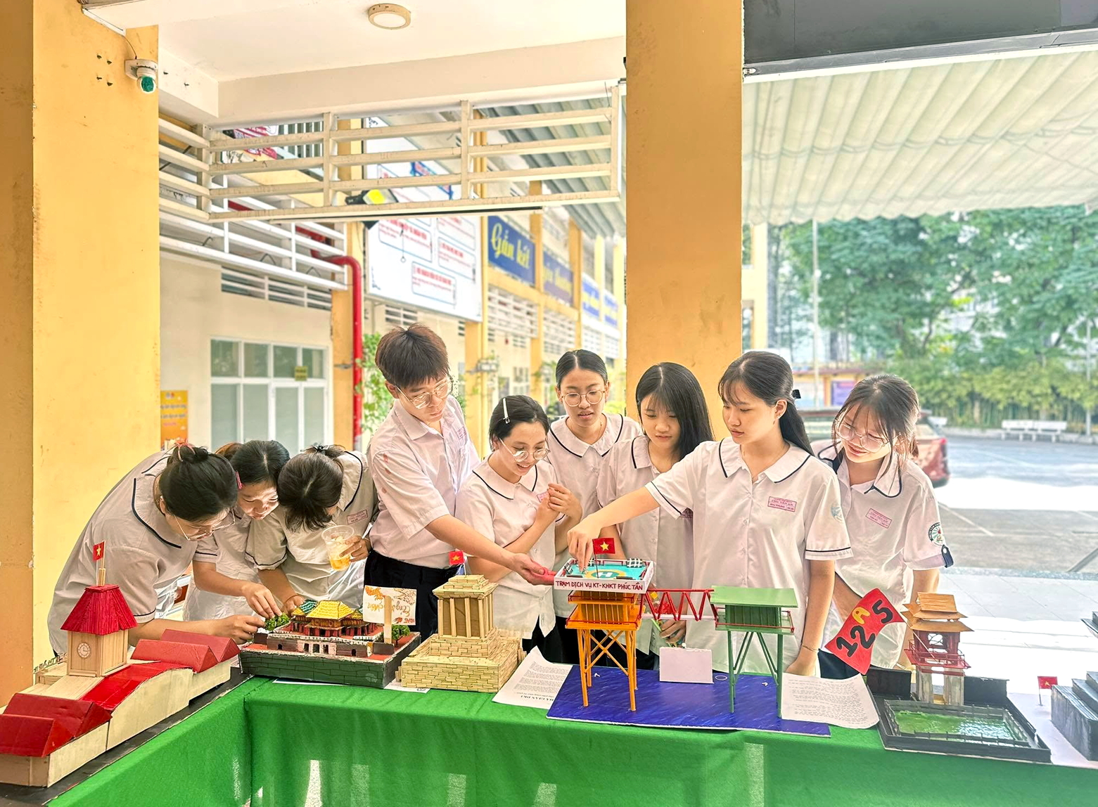 Học viên Trung tâm Giáo dục nghề nghiệp - Giáo dục thường xuyên Chu Văn An  tham gia cuộc thi sáng tạo mô hình “Tự hào quá khứ - vững bước tương lai” năm học 2025-2026