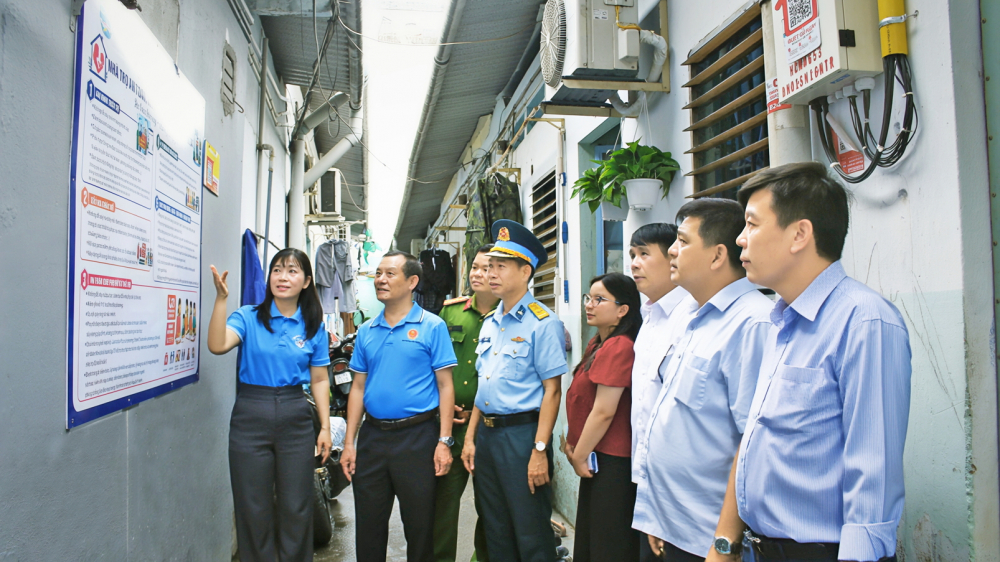 Hãy để nhà trọ thành nơi an cư cho phụ nữ và trẻ em Hội LHPN phường Tân Sơn gắn bảng tiêu chí thực hiện “Khu nhà trọ an toàn cho phụ nữ và trẻ em” để người thuê trọ cùng xem và thực hiện - Ảnh: Ngọc Trăm