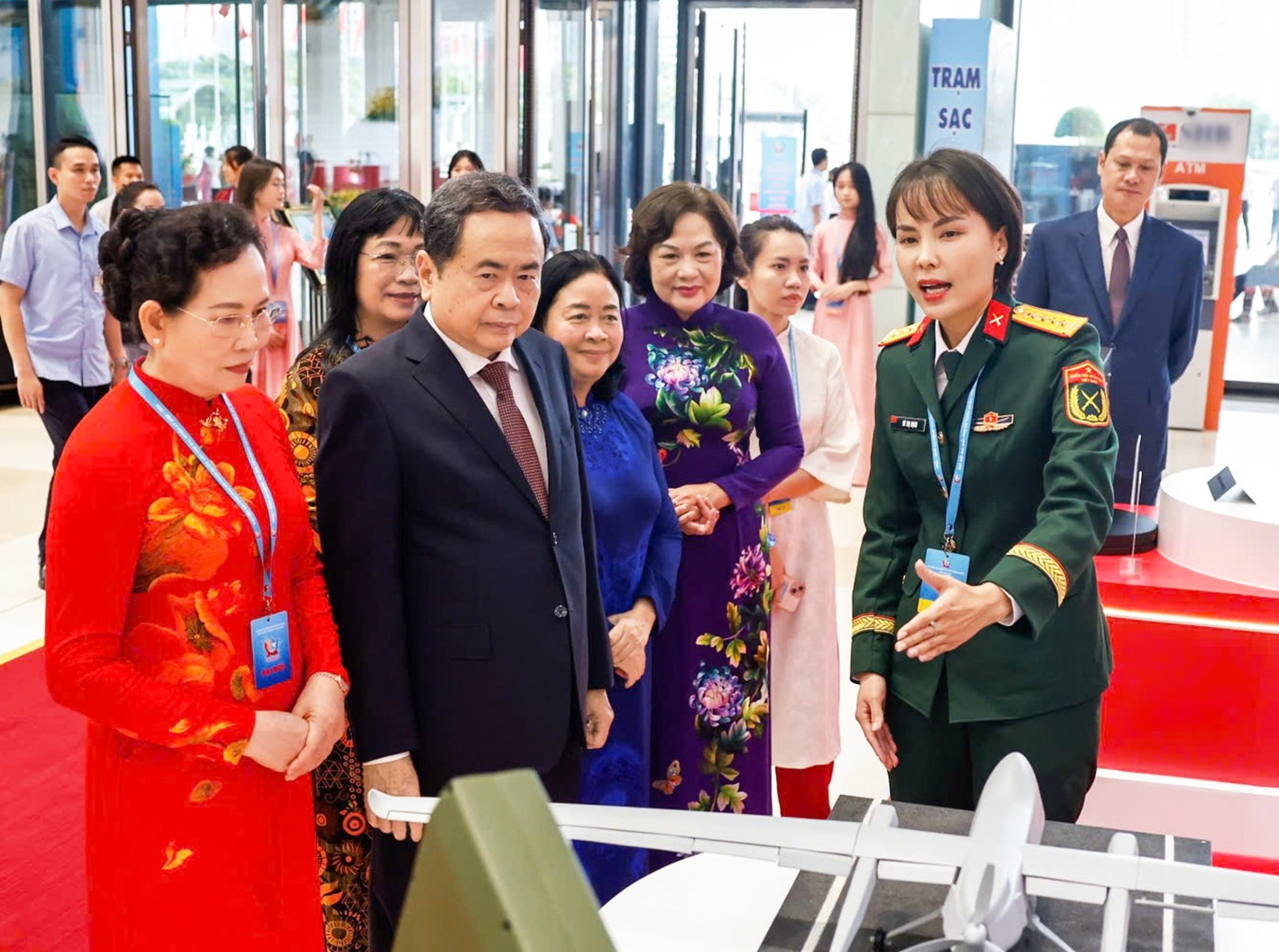 Khơi dậy tiềm năng, khát vọng cống hiến của phụ nữ Chủ tịch Quốc hội Trần Thanh Mẫn và các đại biểu tham quan gian trưng bày tại đại hội - ẢNH: N.T.