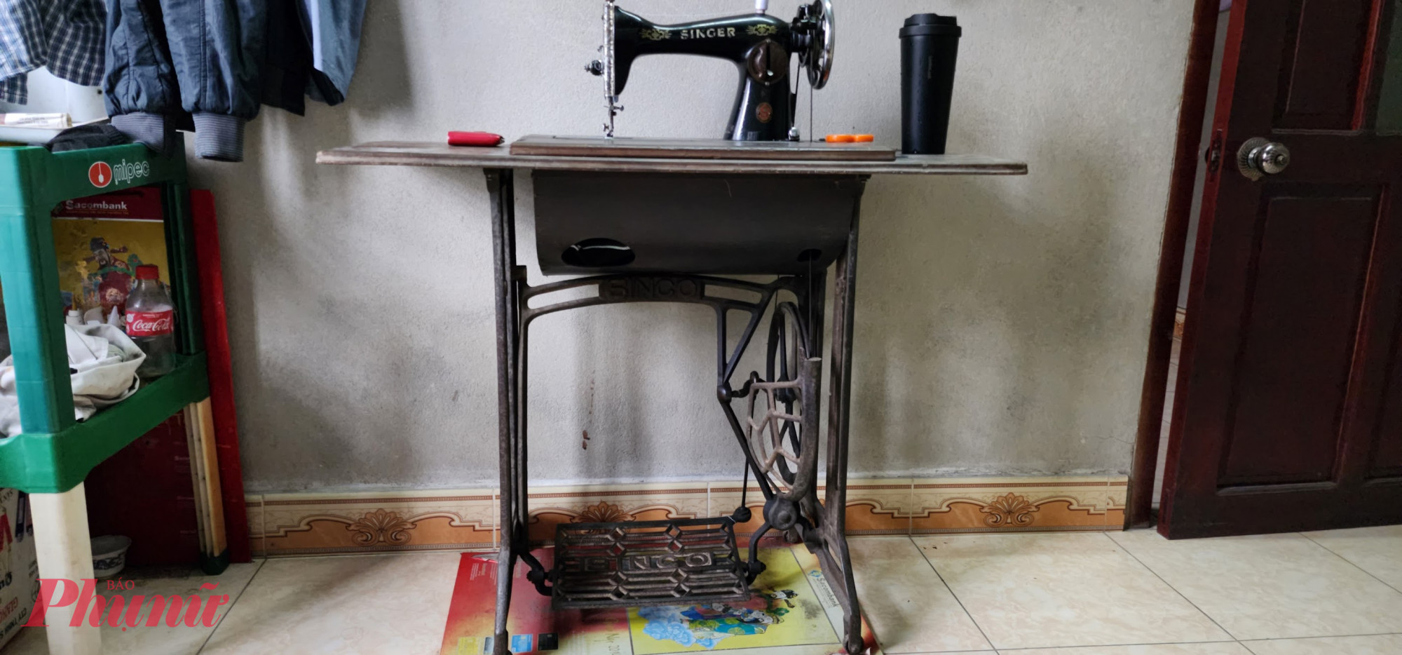 Chiếc máy may cũ vẫn đang được bà Mộc Lan giữ lại như một kỷ vật của thời tuổi trẻ - Ảnh: Nguyễn Thuận