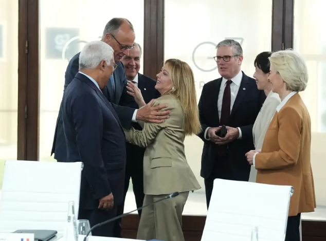 Từ trái sang phải) Chủ tịch Hội đồng châu Âu Antonio Costa, Thủ tướng Đức Friedrich Merz, Thủ tướng Canada Mark Carney, Thủ tướng Ý Giorgia Meloni, Thủ tướng Anh Keir Starmer, Thủ tướng Nhật Bản Sanae Takaichi và Chủ tịch Ủy ban châu Âu Ursula von der Leyen trong một phiên làm việc tại hội nghị thượng đỉnh G7 ở Evian-les-Bains, Pháp, ngày 16 tháng 6 năm 2026.