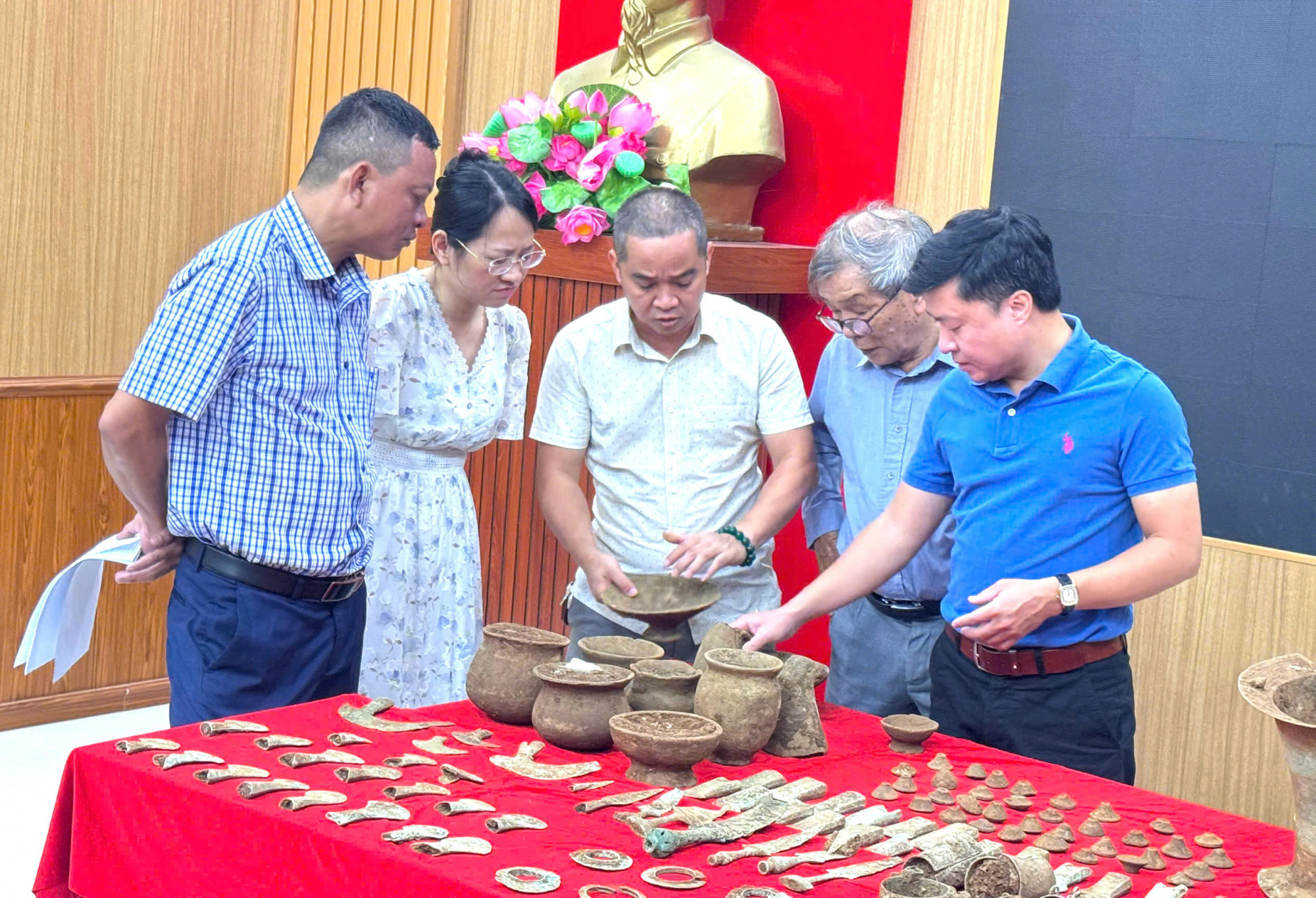 Các chuyên gia làm rõ tên gọi, niên đại, chức năng, giá trị của từng hiện vật - Ảnh: Khánh Trung
