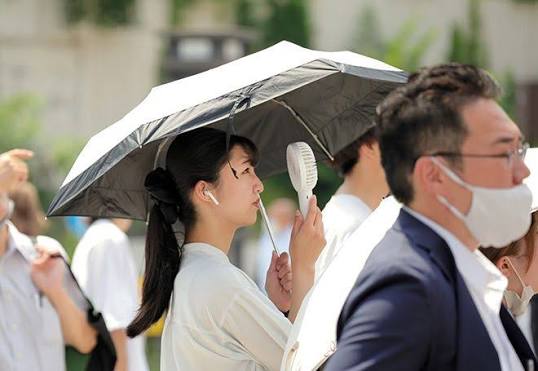 Quy định trang phục lỗi thời khiến phụ nữ Nhật bức xúc giữa mùa hè nóng kỷ lục - Ảnh: Asahi