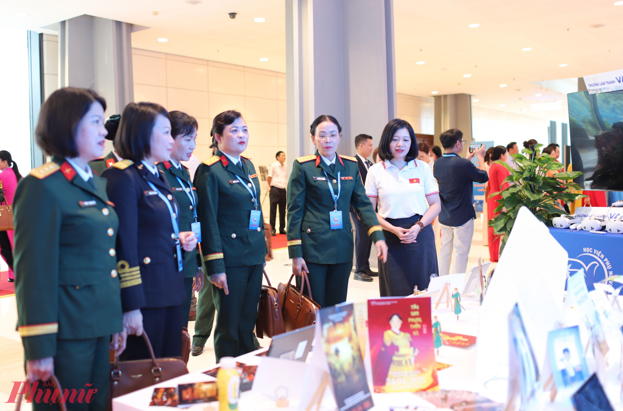 Đại biểu phụ nữ quân đội tham dự Đại hội đại biểu Phụ nữ toàn quốc lần thứ XIV