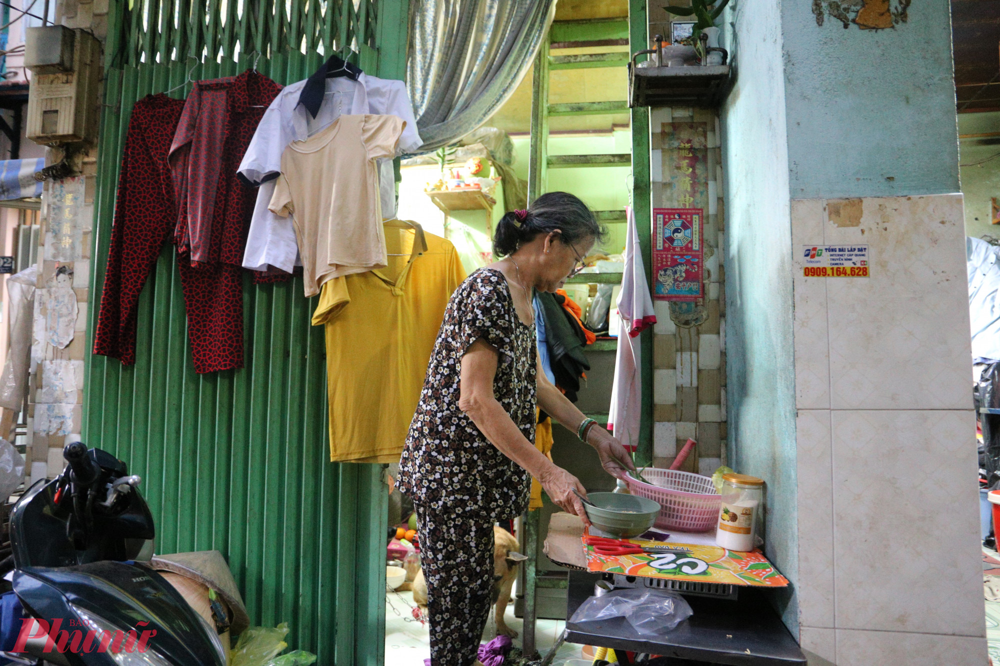 Người dân sinh sống trong những căn nhà nhỏ hẹp tại khu Chợ Gà - Chợ Gạo - Ảnh: Thanh Tâm