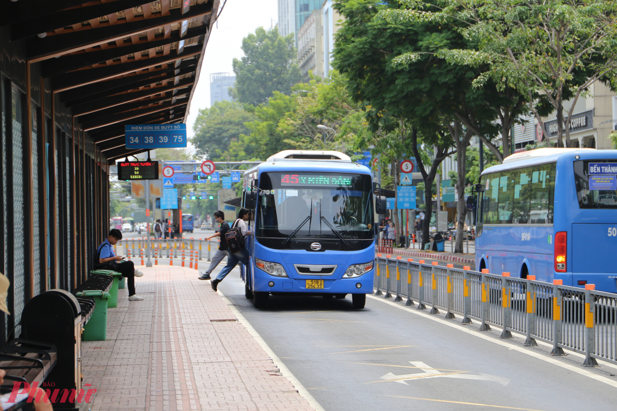 Nếu được thông qua, người dân sẽ được đi xe buýt miễn phí trong 3 tháng đầu, sau đó tiếp tục được hỗ trợ toàn bộ giá vé thông qua hệ thống vé điện tử và định danh - Ảnh: Thanh Tâm