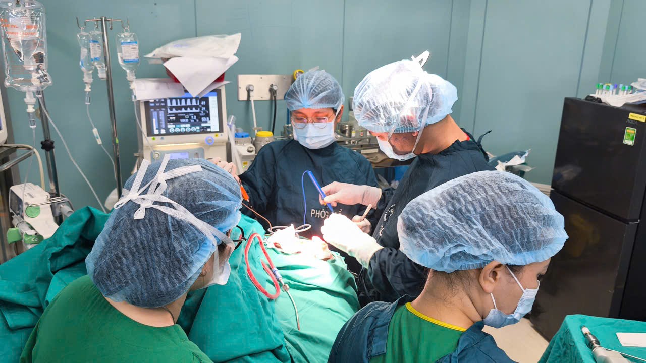 Các bác sĩ phẫu thuật cho bệnh nhân - ảnh: Thanh Sơn