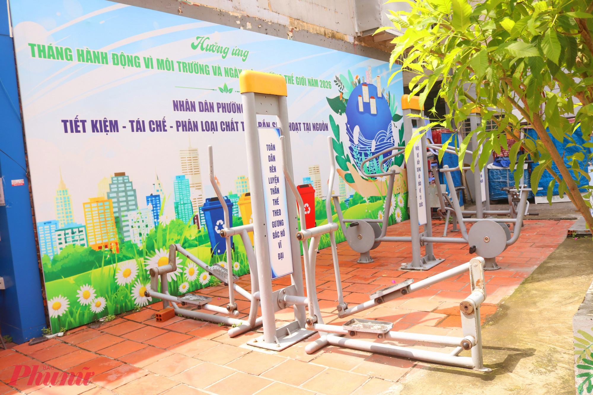 Trụ nước uống miễn phí và các bộ dụng cụ tập thể dục ngoài trời được lắp đặt ttrong khuôn viên lô A1, chung cư 1A – 1B Nguyễn Đình Chiểu, khu phố 12, phường Sài Gòn - Ảnh: Mẫn Nhi