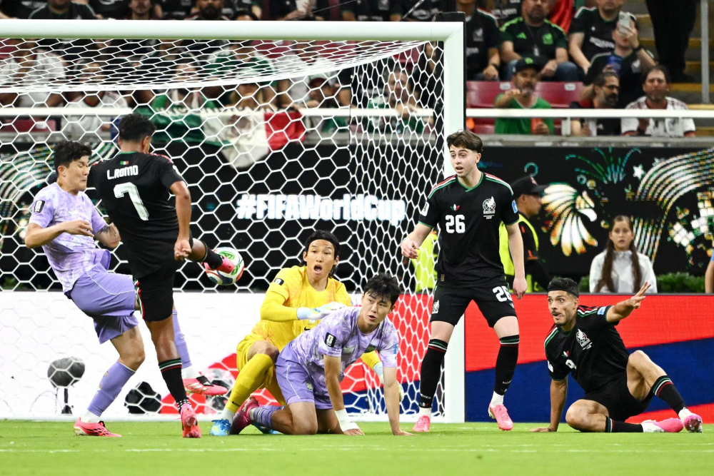 Tiền vệ Mexico Luis Romo, thứ hai từ trái sang, dứt điểm ghi bàn thắng đầu tiên cho đội nhà Mexico trong trận thắng Hàn Quốc