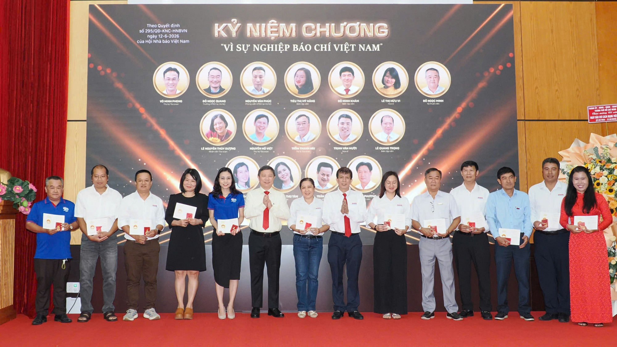 Ông Dương Anh Đức - Ủy viên Ban Thường vụ Thành ủy, Trưởng Ban Tuyên giáo và Dân vận Thành ủy TPHCM và ông Nguyễn Khắc Văn - Quyền Tổng Biên tập Báo SGGP - tặng kỷ niệm chương cho “Vì sự nghiệp Báo chí” cho những người làm báo - Ảnh: BTC 