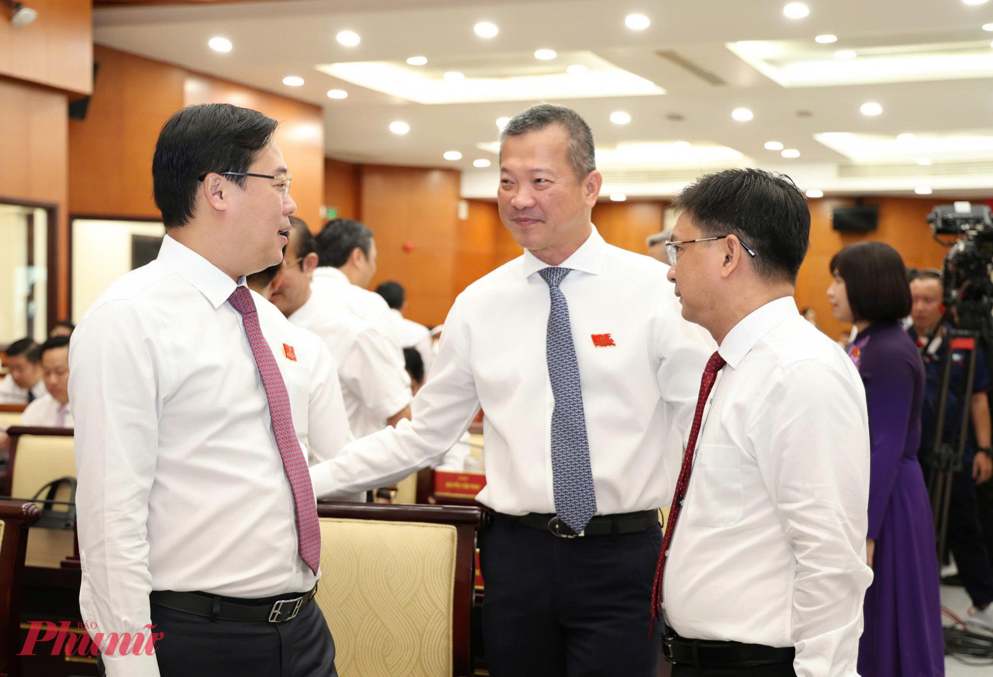 Ông Lê Quốc Phong - Phó bí thư Thường trực Thành ủy TPHCM và ông Nguyễn Mạnh Cường - Phó chủ tịch UBND TPHCM trao đổi cùng các đại biểu trước kì họp - Ảnh: Thanh Tâm