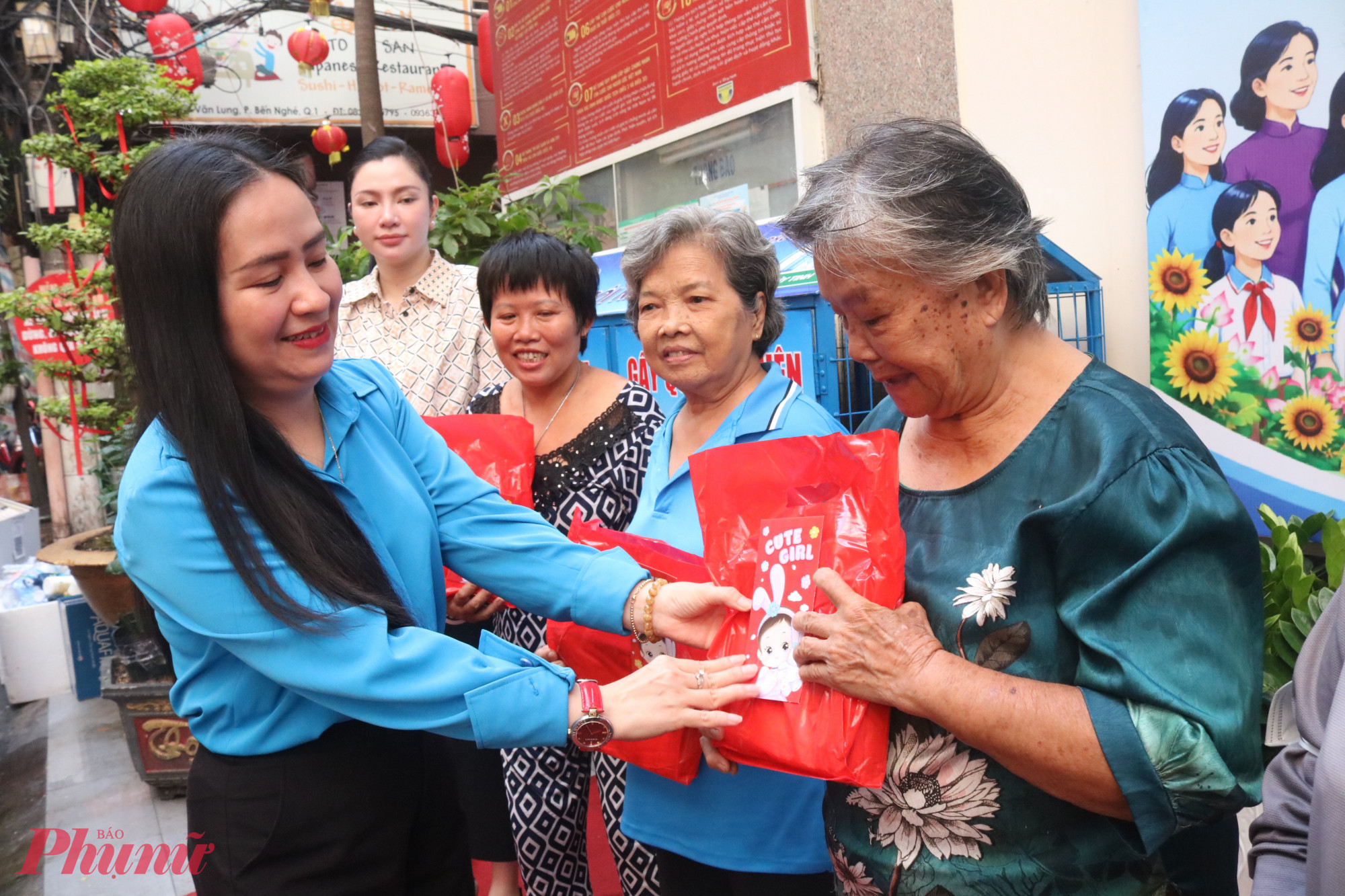 Bà Phạm Thị Hồng Phượng – Phó chủ tịch Ủy ban MTTQ Việt Nam phường Sài Gòn, Chủ tịch Hội LHPN phường – trao quà đến các dì, các chị tại lễ ra mắt mô hình “Ngôi nhà xanh”  - Ảnh: Mẫn Nhi