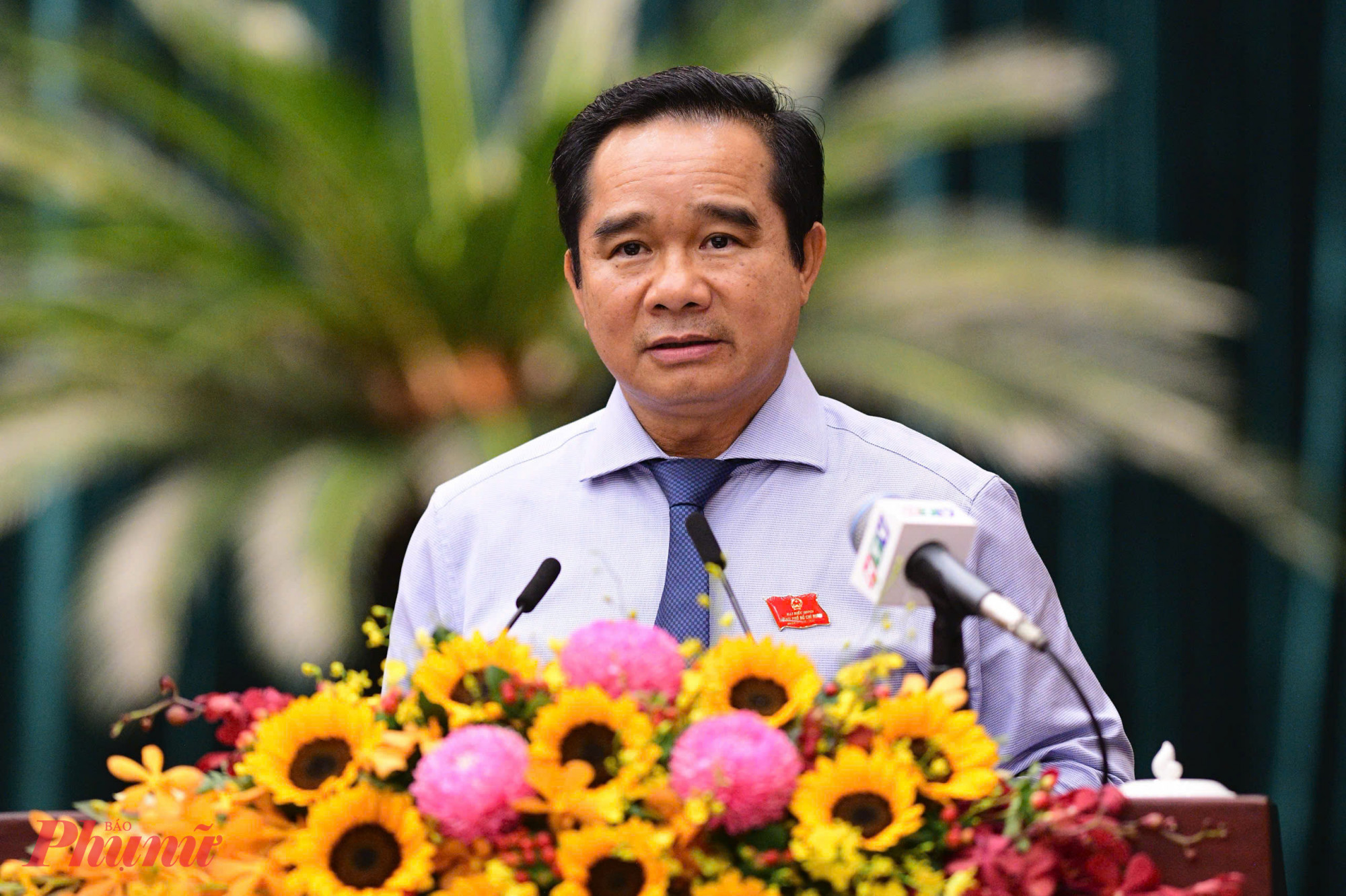 Chủ tich UBND TPHCM Nguyễn Văn Được trình bày tờ trình miễn nhiệm chức danh Phó Chủ tịch UBND TPHCM đối với ông Bùi Xuân Cường - Ảnh: T.T