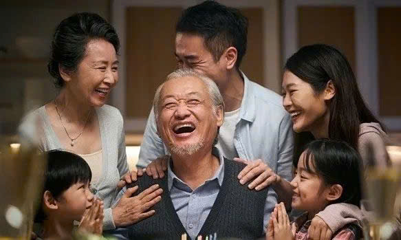 Gia đình ấm áp khi có cha mẹ yêu thương (ảnh min h hoạ)
