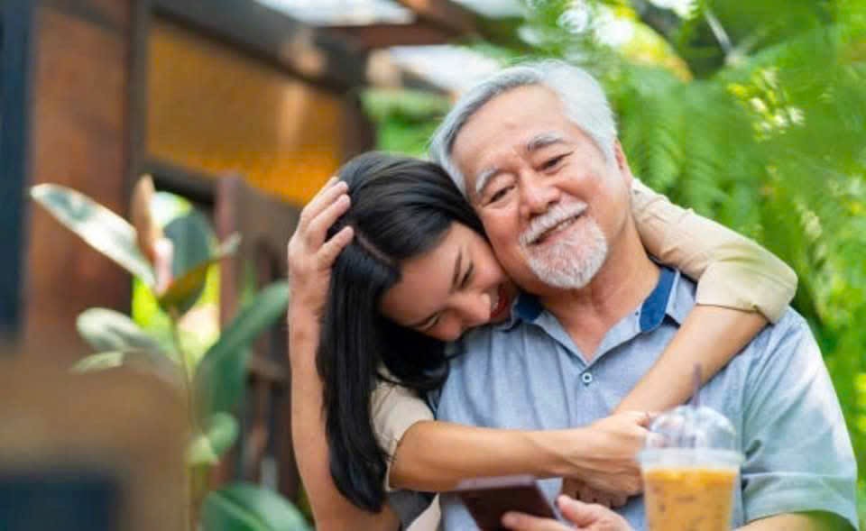 Con gái luôn có cảm giác bình yên và được bảo vệ bên cạnh cha (ảnh minh hoạ Freepik)