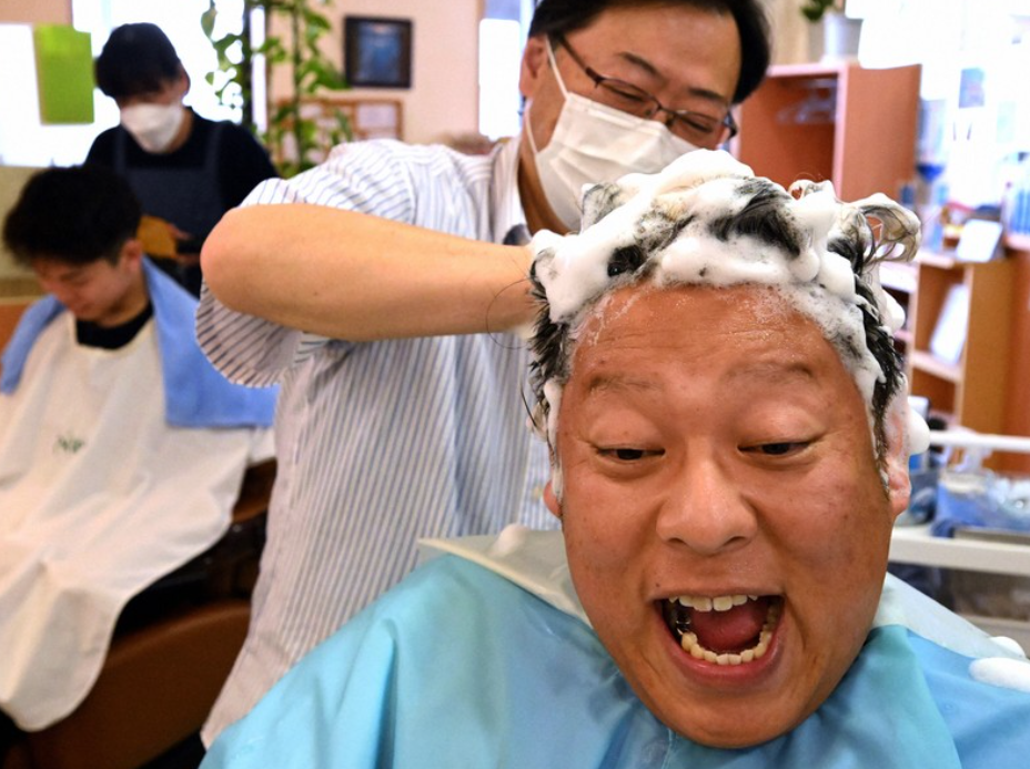 Một khách hàng trải nghiệm gội đầu đá lạnh tại salon ở tỉnh Yamagata - Ảnh: Mainichi