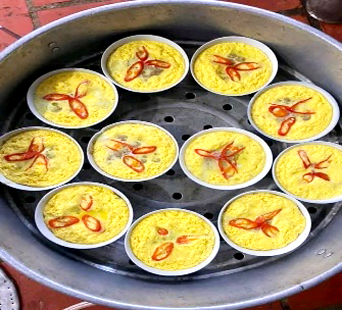 Mẹ tác giả thường tận dụng  thực phẩm trong nhà  làm món mắm chưng  - Ảnh do tác giả cung cấp 
