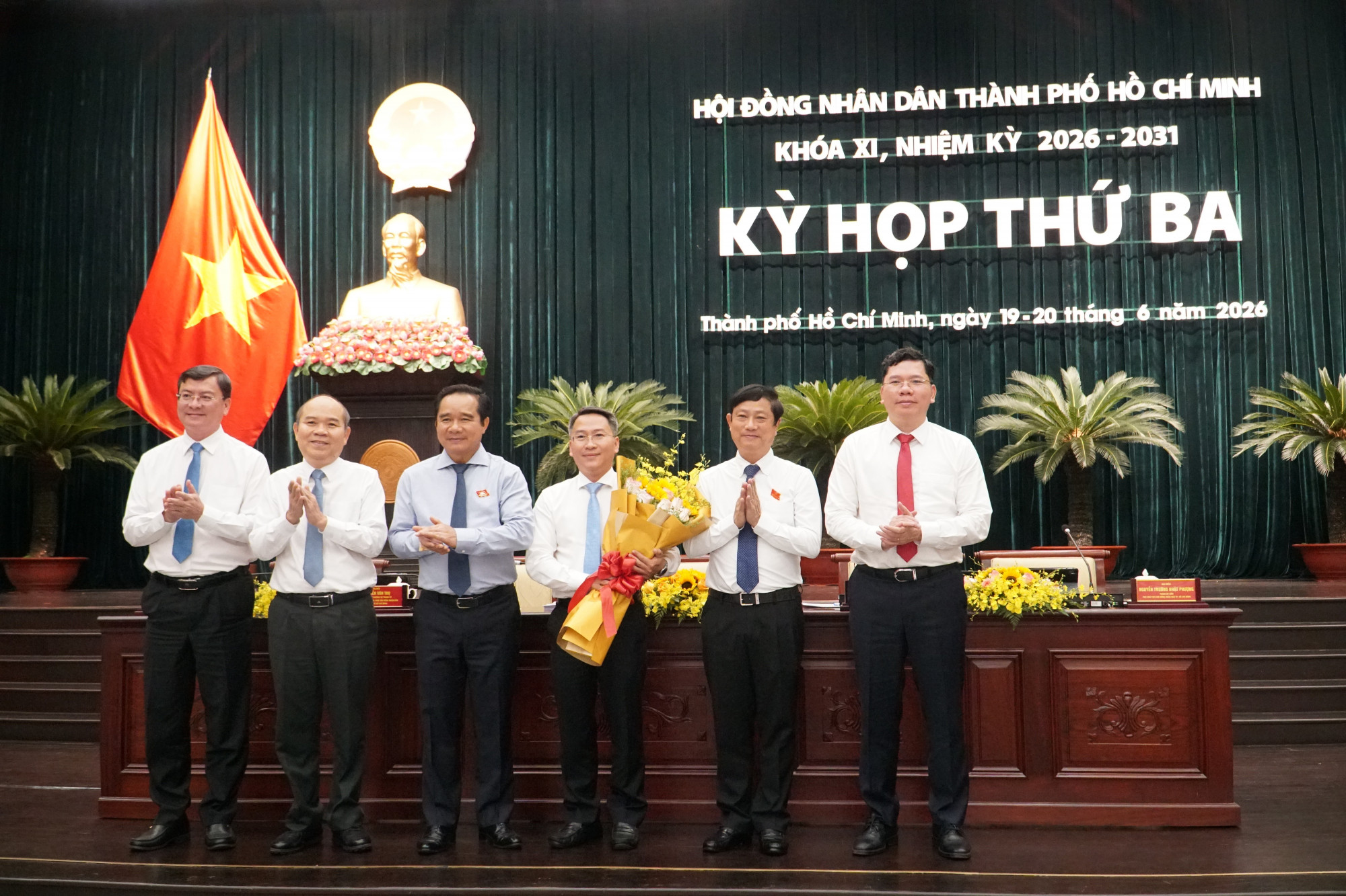 Ông Nguyễn Văn Được, Chủ tịch UBND TP.HCM, trao quyết định cho ông Nguyễn Tấn Phát (bìa phải).