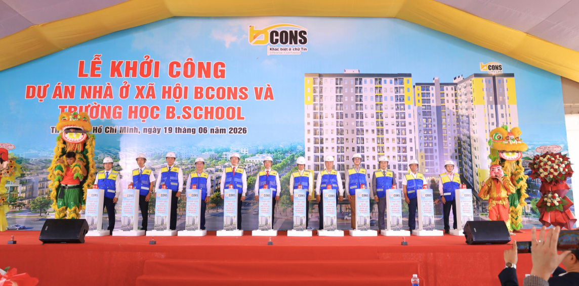 Các đại biểu thực hiện nghi thức khởi công