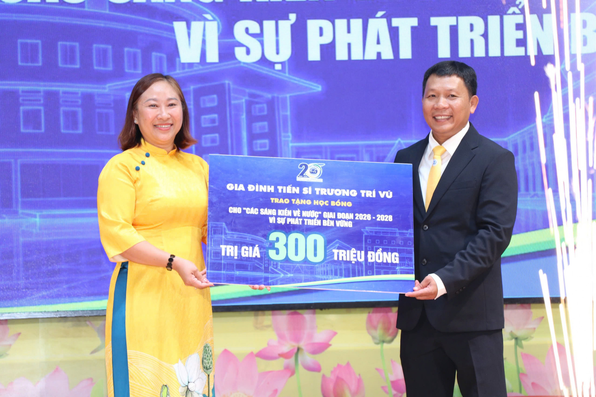 PGS TS Nguyễn Minh Hòa - Giám đốc Đại học Trà Vinh (bên phải)... Ảnh: CTV