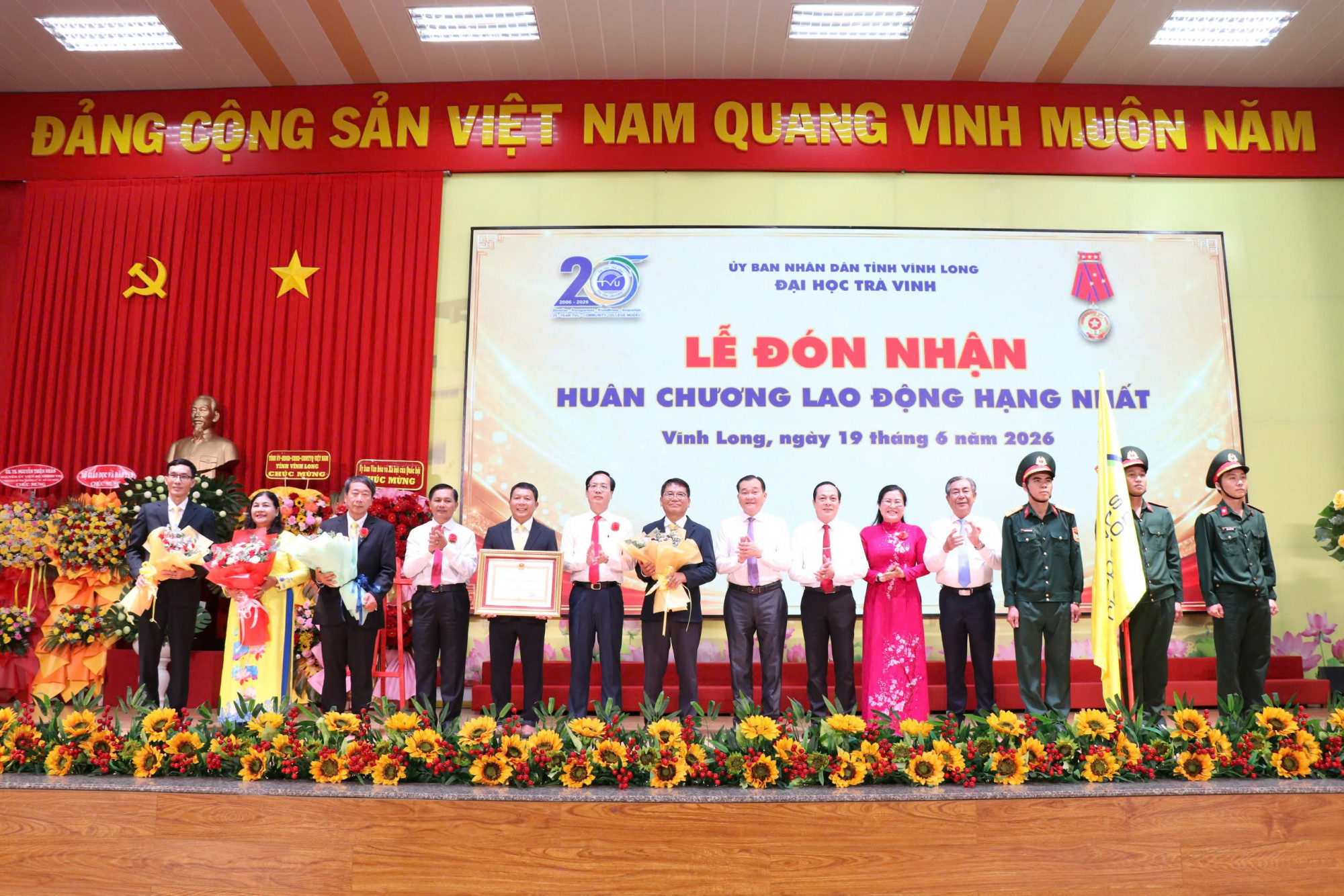 Đại học Trà Vinh được tặng thưởng Huân chương Lao động hạng Nhất 