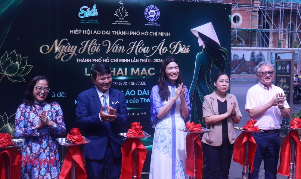 Các đại biểu thực hiện nghi thức cắt băng, chính thức khai mạc ngày hội