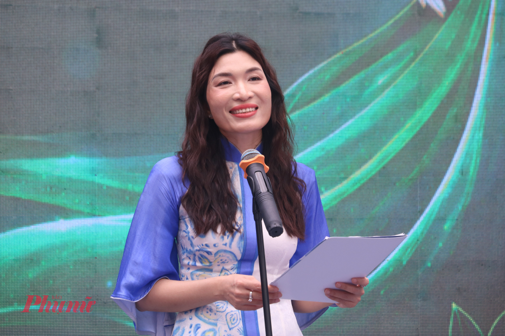 Bà Anna Hạnh Lê chia sẻ tại lễ khai mạc ngày hội