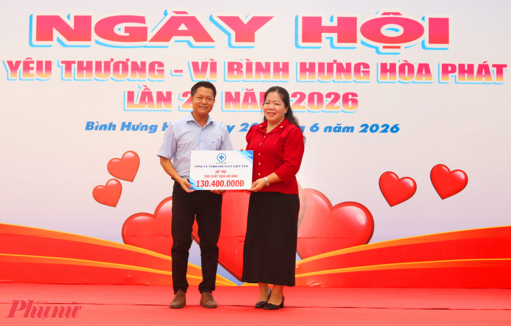 Ngày của yêu thương Thực hiện ngày hội “Kết nối yêu thương – Vì Bình Hưng Hòa phát triển”, ban tổ chức nhận được sử ủng hộ từ nhiều cá nhân, doanh nghiệp. Trong ảnh là bà Nguyễn Thanh Nguyệt – Chủ tịch Ủy ban MTTQ Việt Nam phường Bình Hưng Hòa - tiếp nhận bảng tượng trưng số tiền ủng hộ từ đại diện các đơn vị - Ảnh: Mẫn Nhi