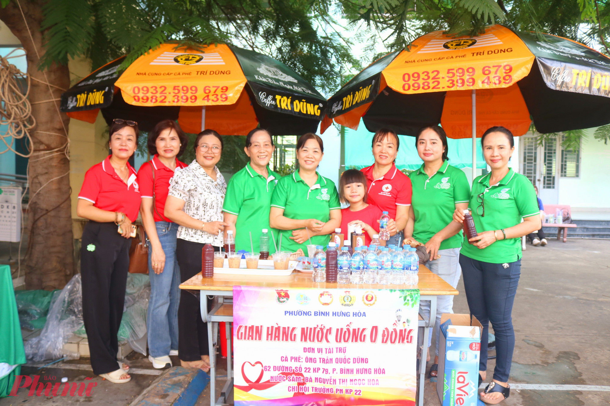 Ngày của yêu thương Khu vực phục vụ nước uống cho người dân dự ngày hội - Ảnh: Mẫn Nhi
