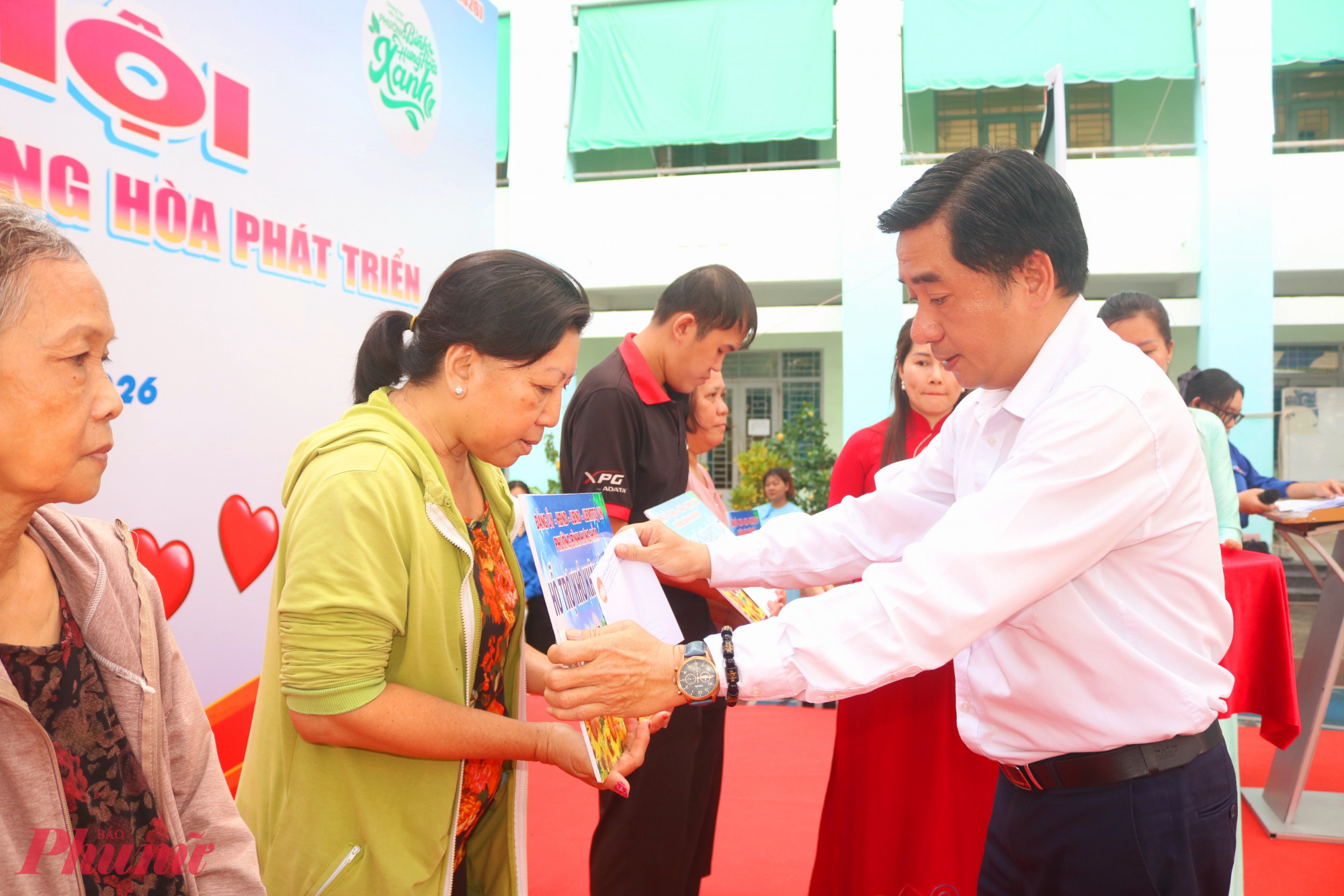 Ngày của yêu thương Ông Mai Tiến Dũng – Phó bí thư thường trực Đảng ủy phường Bình Hưng Hòa – trao kinh phí hỗ trợ đột xuất đến đại diện 4 hộ gia đình - Ảnh: Mẫn Nhi