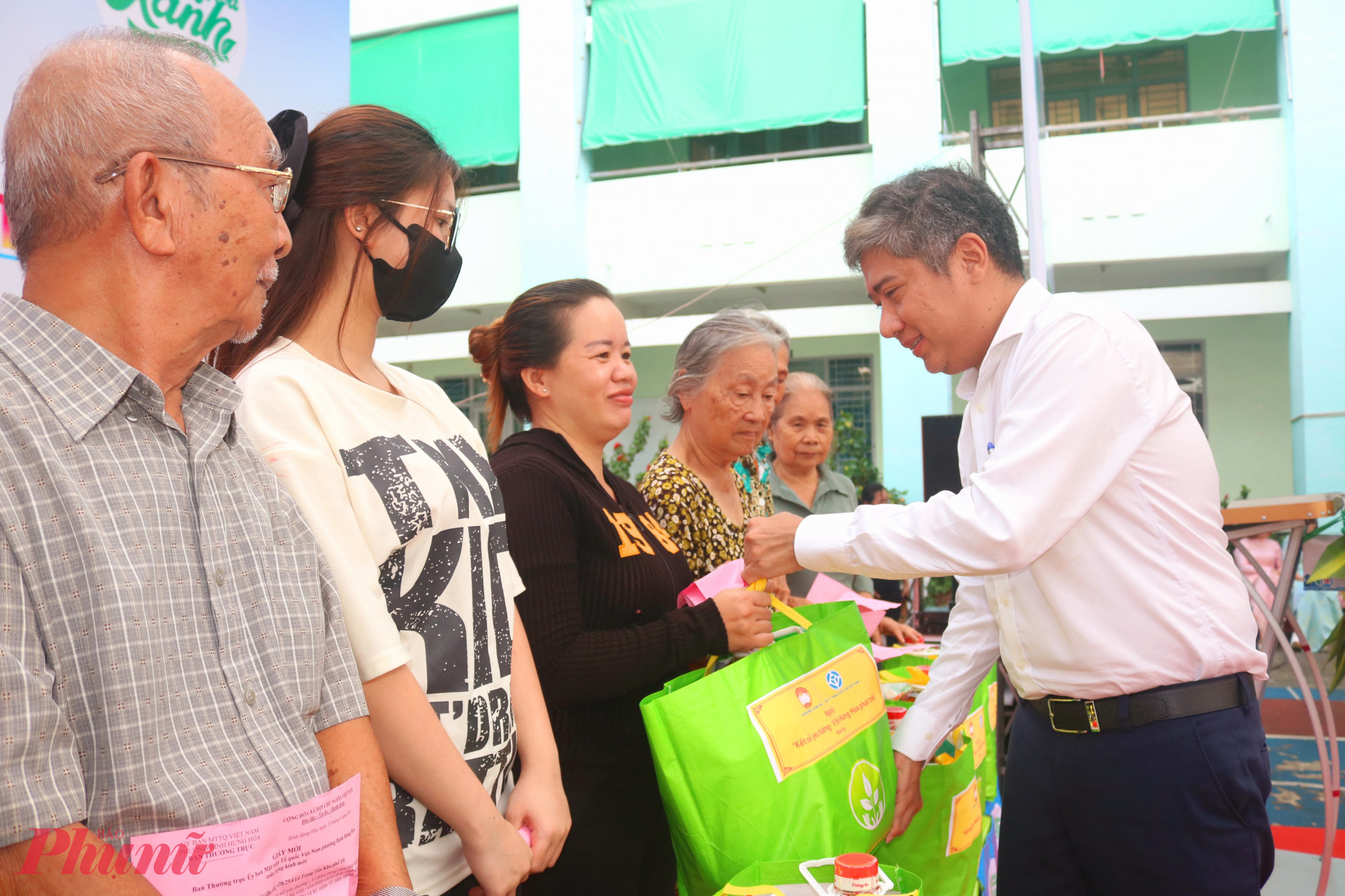 Ngày của yêu thương Ông Nguyễn Việt Quế Sơn – Bí thư Đảng ủy, Chủ tịch HĐND phường Bình Hưng Hòa – trao giỏ thực phẩm thiết yếu đến đại diện các hộ gia đình có hoàn cảnh khó khăn - Ảnh: Mẫn Nhi