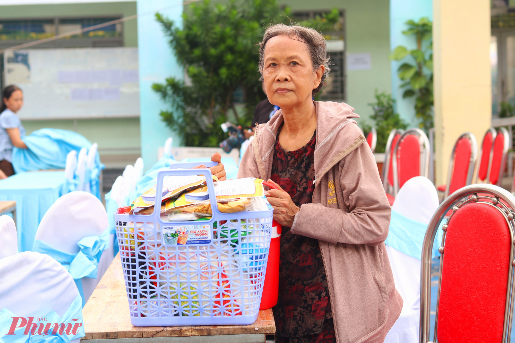 Ngày của yêu thương Bà Lê Thị Chính – 71 tuổi, ở khu phố 43, phường Bình Hưng Hòa – đi “Siêu thị 0 đồng” và nhận hỗ trợ đột xuất từ ban tổ chức dành cho chồng. Hiện, sức khỏe của chồng bà rất yếu, ông gặp nhiều khó khăn trong đi lại. Bà làm bánh lột lọc bán. Bà cho biết, được địa phương quan tâm, chăm lo thường xuyên nên vợ chồng bà vơi bớt phiền lo - Ảnh: Mẫn Nhi