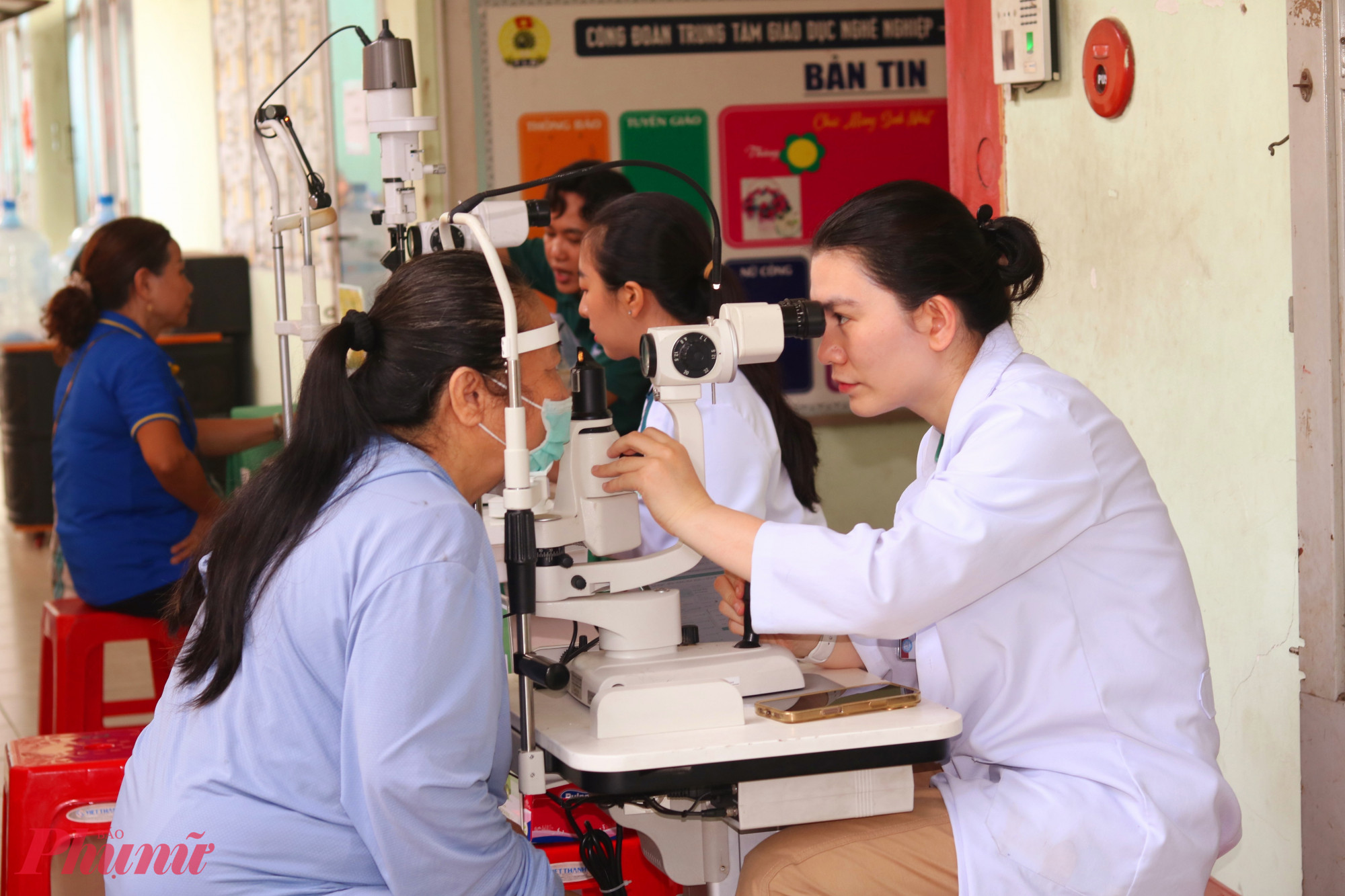 Ngày của yêu thương Khu vực khám và tư vấn bệnh về mắt cho người dân - Ảnh: Mẫn Nhi