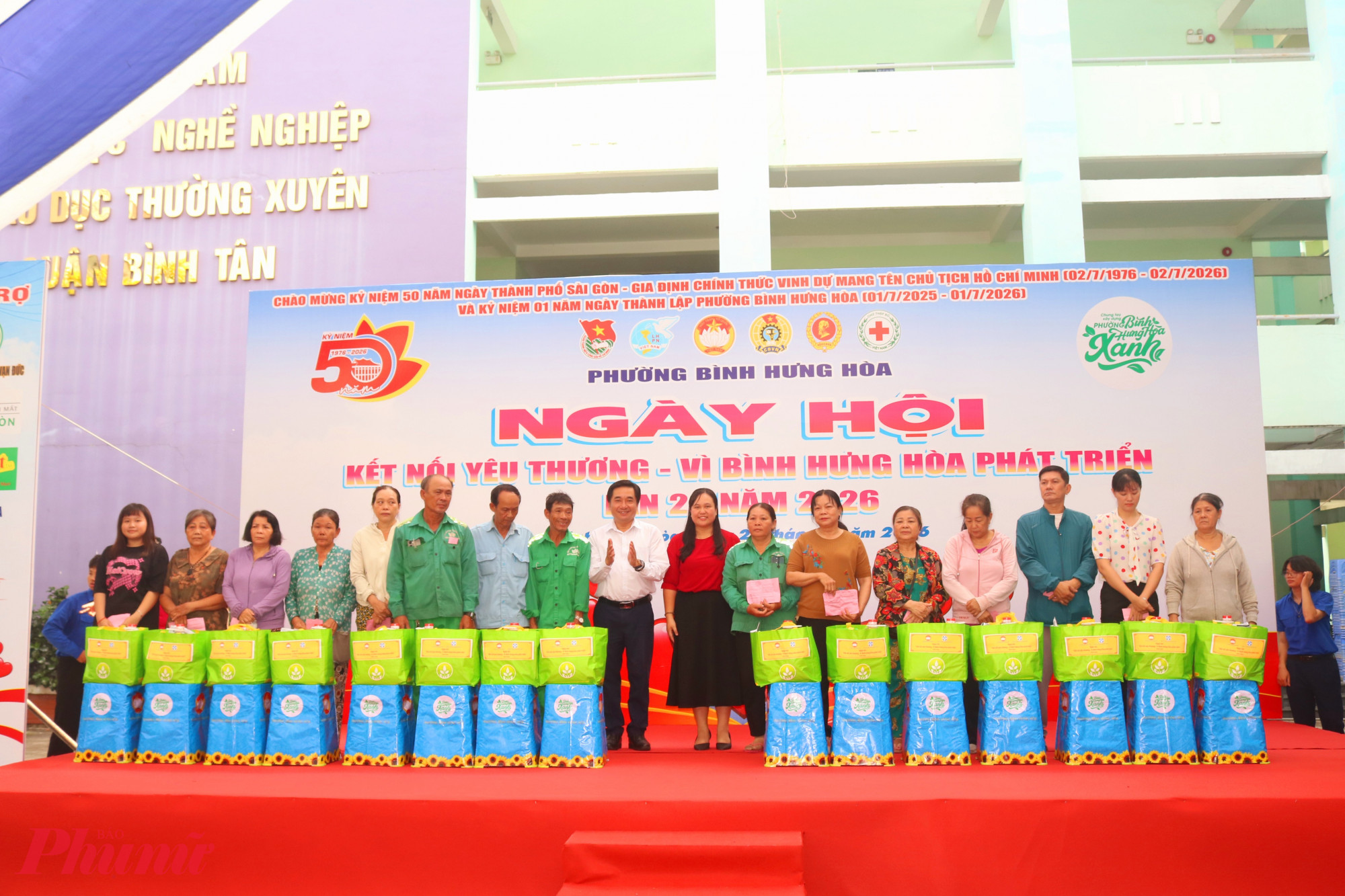 Ngày của yêu thương Những món quà nghĩa tình đã được trao đến đại diện các hộ dân - Ảnh: Mẫn Nhi