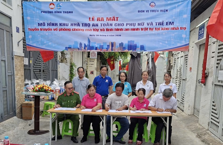 Hội LHPN phường, Công an khu vực, Ban Điều hành Khu phố 18, đại diện chủ nhà trọ và Tổ tự quản đã thực hiện ký kết phối hợp triển khai mô hình. Ảnh: CH