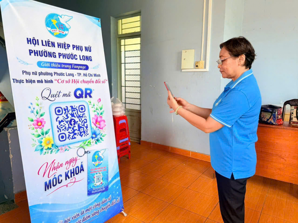 Tại chương trình, Hội LHPN phường cung cấp mã QR tích hợp đường dẫn đến trang fanpage facebook hội để các dì, các chị truy cập và theo dõi - Ảnh: Hội LHPN phường Phước Long