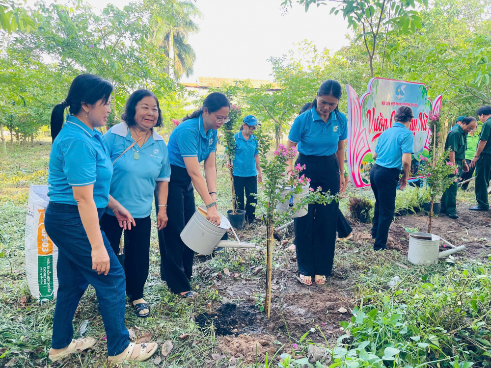 Các đại biểu chăm sóc cây xanh. Ảnh: TL