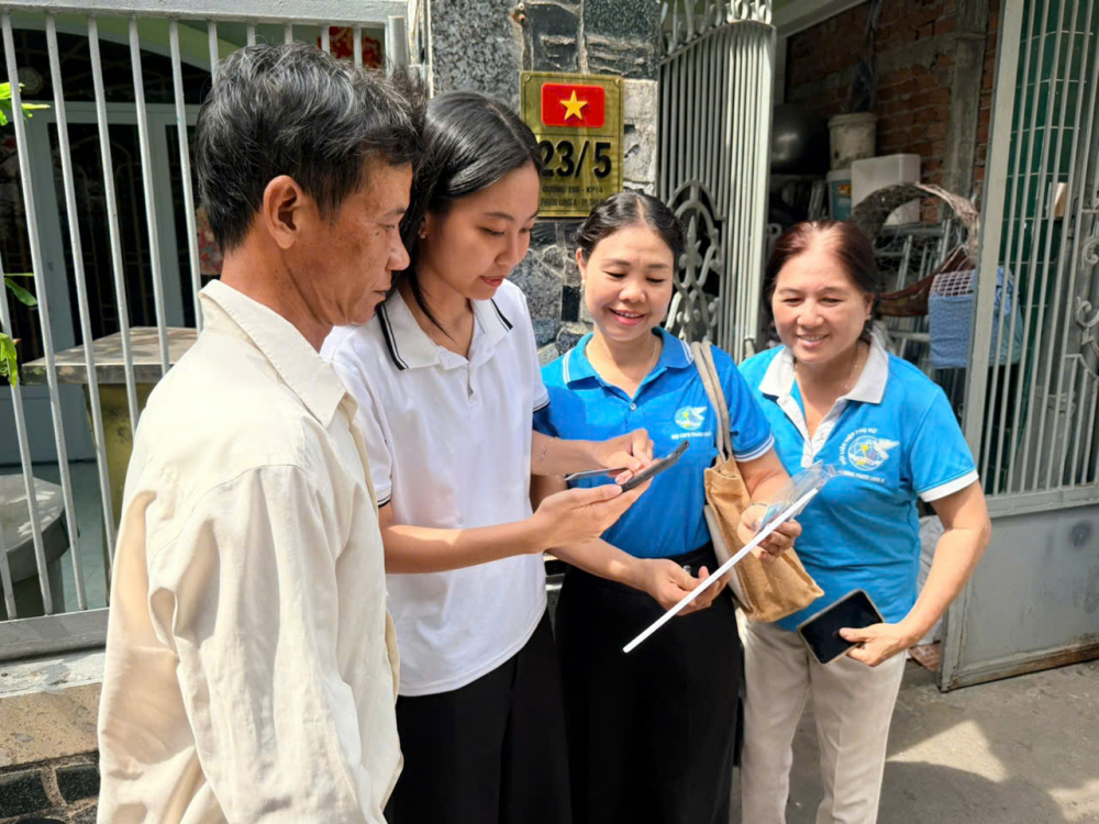 “Chi hội số” khu phố 16 phối hợp các đơn vị đến từng hộ dân để thông tin về mô hình “Gia đình số” và hướng dẫn bà con cài đặt ứng dụng SOS An ninh trật tự - Công an TPHCM - Ảnh: Hội LHPN phường Phước Long