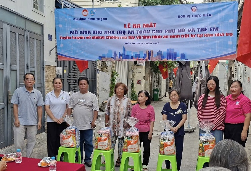 Hội LHPN chăm lo quà cho người thuê trọ