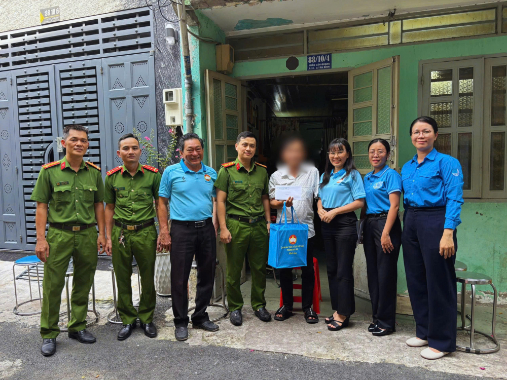 Đoàn đoàn Ủy ban MTTQ Việt Nam phường Bảy Hiền, Công an phường thăm hỏi, động viên trường hợp tái hoà nhập cộng đồng