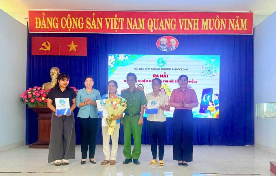 Hội LHPN phường Phước Long trao quyết định thành lập mô hình đến các thành viên ban chủ nhiệm “Chi hội số” khu phố 16 - Ảnh: Hội LHPN phường Phước Long