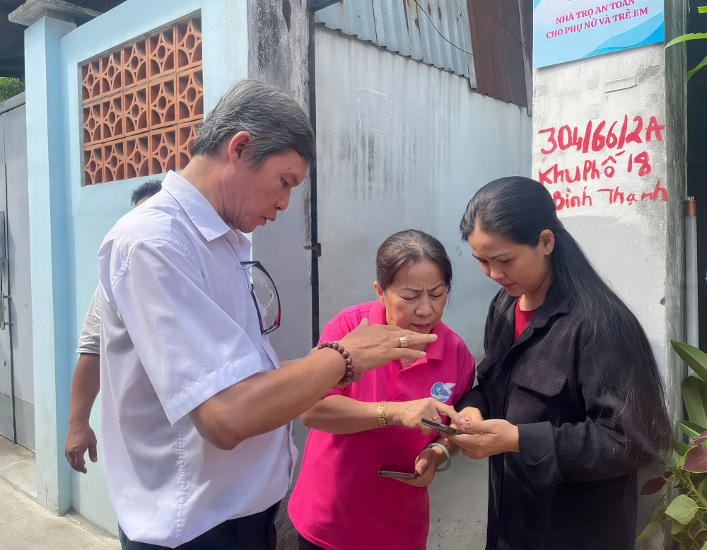 hướng dẫn người dân và người thuê trọ quét mã QR đăng ký cam kết thực hiện mô hình “3 không, 3 có” 